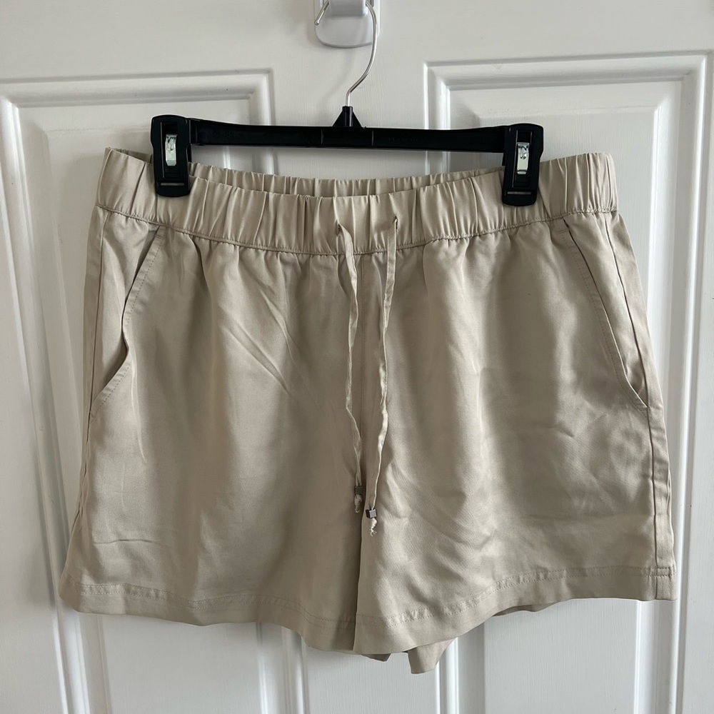 Banana Republic tencel pull on short size 12 Cream